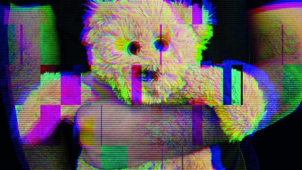 Ein Männ hält einen Teddybären im Arm