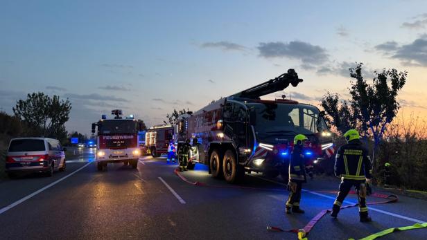 Feuerwewhrauutos in der Nacht.
