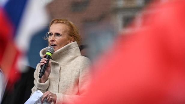 Kateřina Konečná gibt eine Rede vor tschechischen Flaggen.
