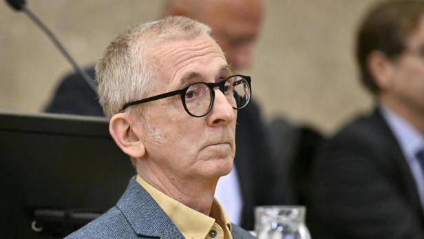 Günther Paal sitzt auf der Anklagebank am Wiener Landesgericht