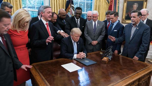  einflussreichsten Glaubensführern – links mit der roten Krawatte steht Robert Jeffress.