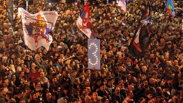 Letzte große Massenversammlung in Belgrad vor den Wahlen.
