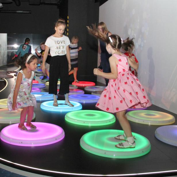 „Auf dem Rücken des Drachen Jabberwocky springen, um ihn zum Lachen zu bringen …“