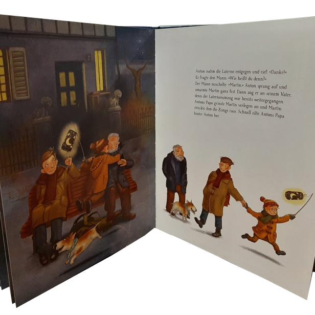 Eine Buchillustration zeigt Kinder mit Laternen, begleitet von Erwachsenen und Hunden.