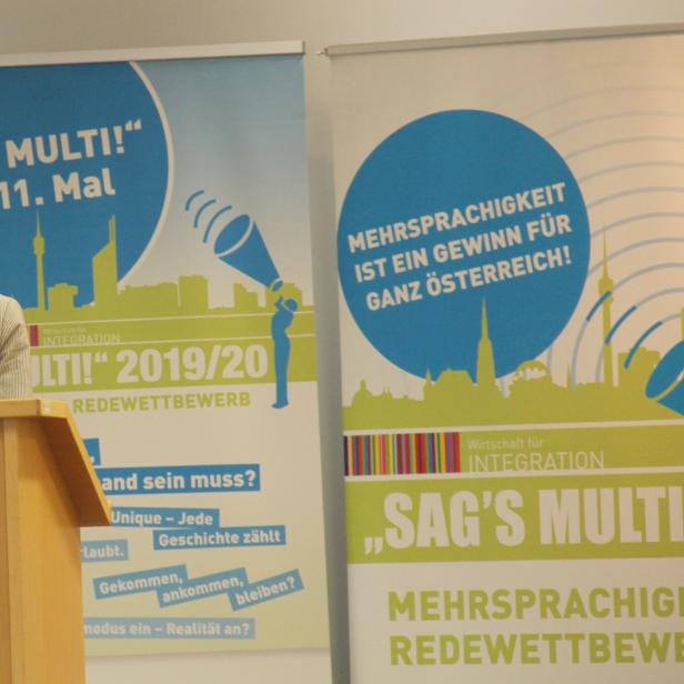 Eine junge Frau hält eine Rede bei einem „Sag’s Multi!“ Wettbewerb.