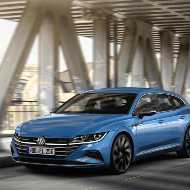 Ein blauer VW Arteon fährt unter einer Brücke hindurch.
