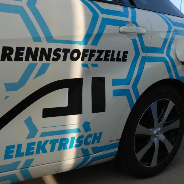 Ein Auto mit der Aufschrift „Brennstoffzelle“ wird betankt.