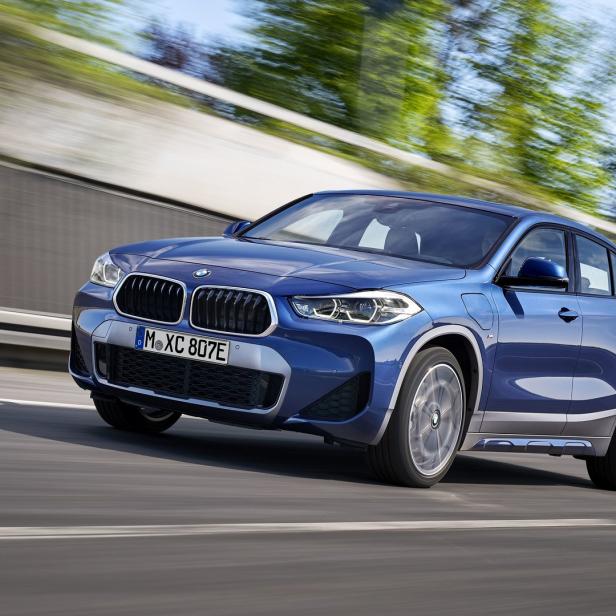 Ein blauer BMW X2 fährt auf einer Straße.