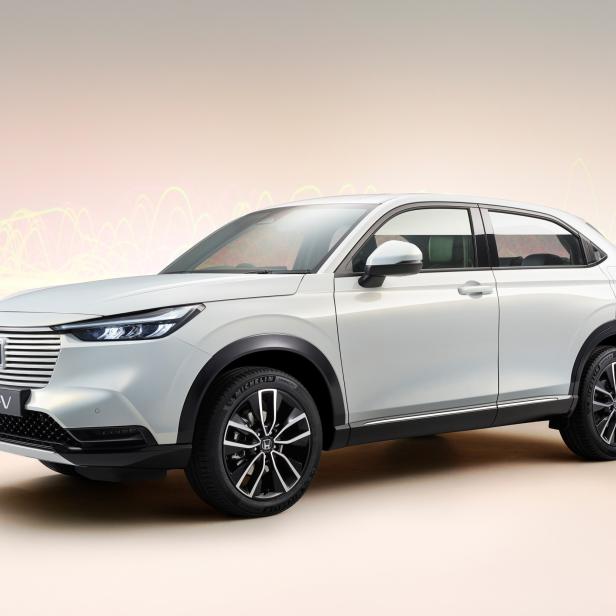 Ein weißer Honda HR-V e:HEV 2021 vor einem hellen Hintergrund.