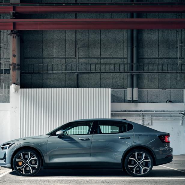 Ein grauer Polestar 2 parkt in einer Lagerhalle.