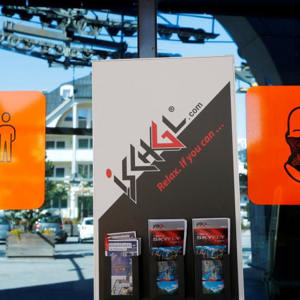 Informationen zu den Bergbahnen und Verhaltensregeln hängen an einer Scheibe.