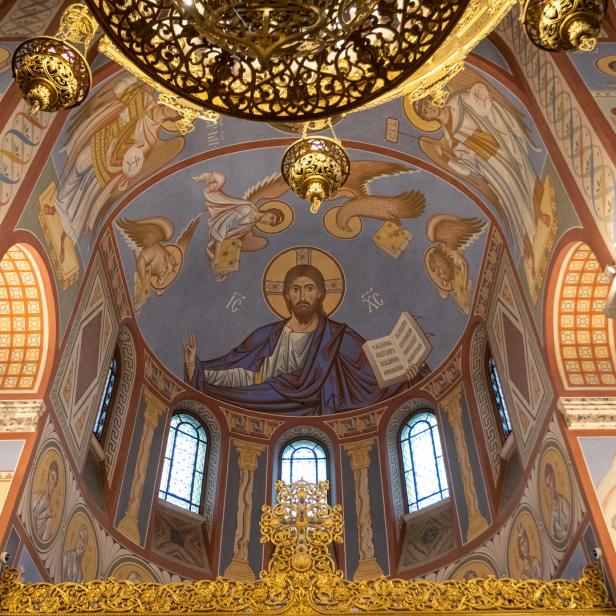 Das Innere einer Kirche mit einem Gemälde von Jesus Christus und Engeln an der Decke.