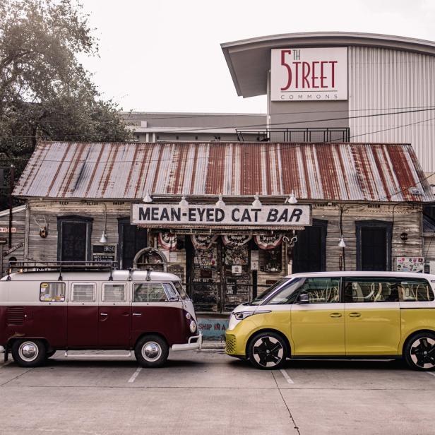 Ein roter VW-Bus und ein gelber VW ID. Buzz stehen vor der „Mean-Eyed Cat Bar“ in Austin, Texas.