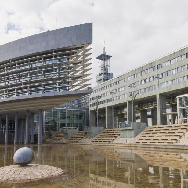 Das moderne Verwaltungsgebäude in Hannover spiegelt sich im Wasser.