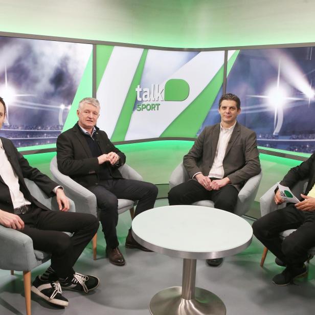 Vier Männer sitzen in einem Fernsehstudio von Talksport um einen Tisch herum.