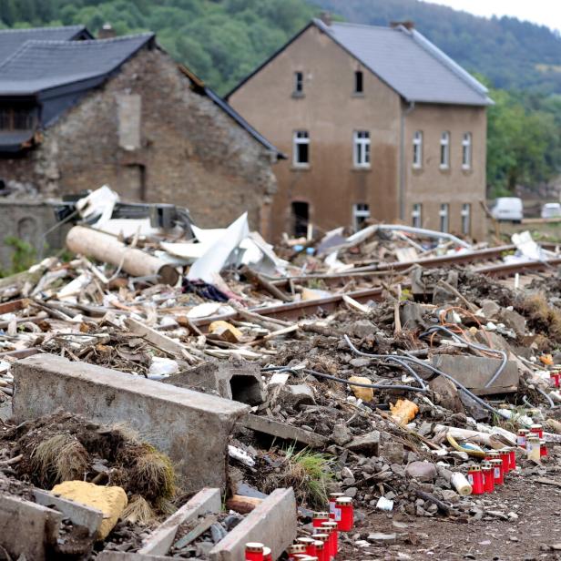 Trümmer und Grabkerzen in Ahrweiler.