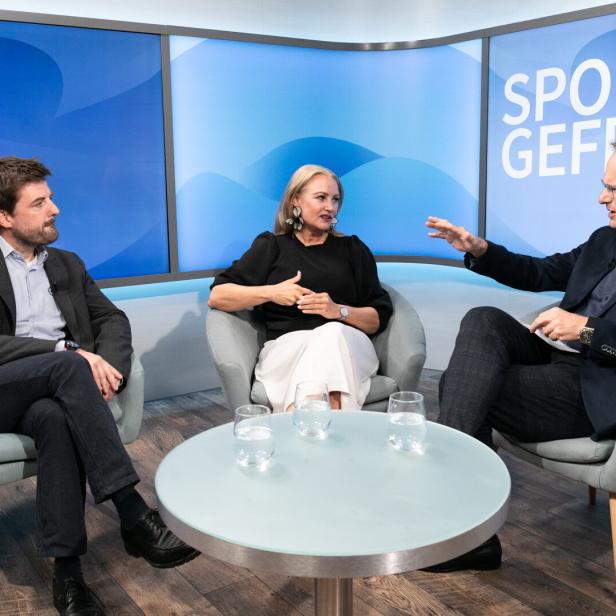 Drei Personen sitzen in einem Fernsehstudio und diskutieren vor dem Hintergrund „Spontan gefragt“.